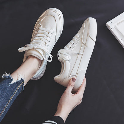 Weiße Damen-Sneaker aus Leder, lässig, modisch, bequem, ideal für Alltag und Freizeit.