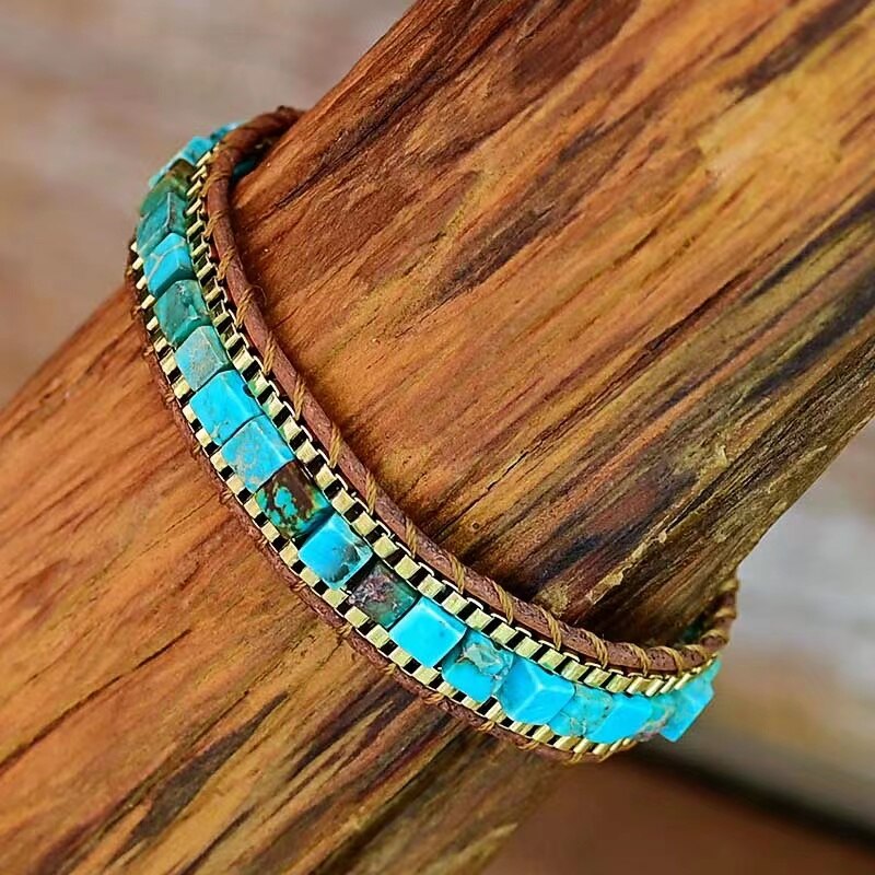 Armband aus türkisfarbenen Perlen und Leder, handgefertigt, Boho-Stil, Damen-Schmuck.