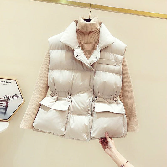 Damen Daunenweste beige, ärmellos, gesteppte Jacke, modisch, warm, Winterbekleidung.