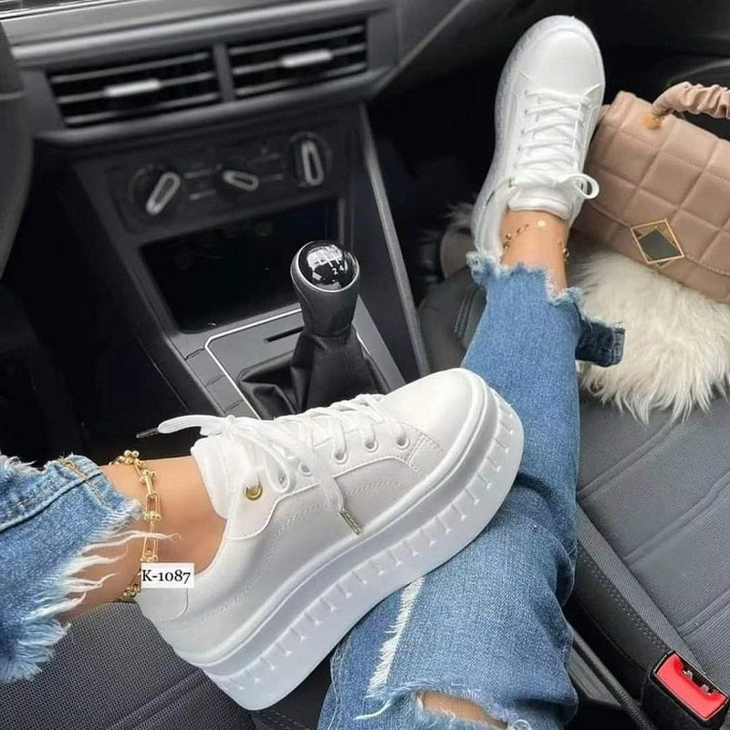 Weiße Plateau-Sneaker Damen, lässig, Leder, Autofahrt, modisch, bequem, Jeans-Look.