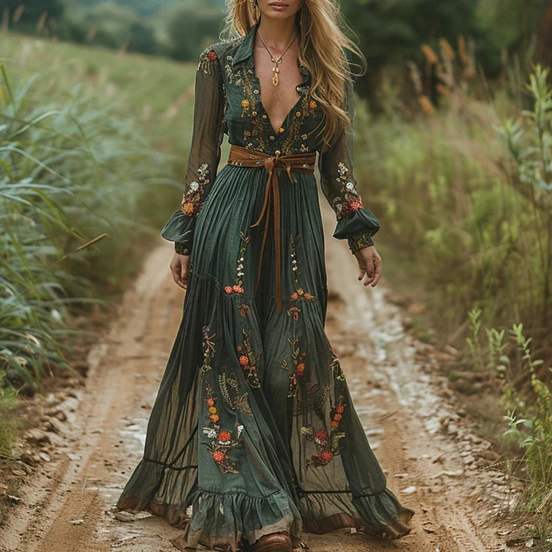 Model trägt das dunkelgrüne Kleid mit Blumenstickerei und braunem Ledergürtel auf einem Feldweg, Ganzkörperansicht 1