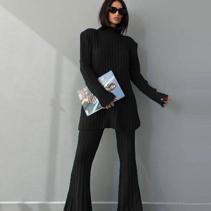 Frau in schwarzem Strickanzug mit Buch, modisch, elegant, Herbstmode, Sonnenbrille.