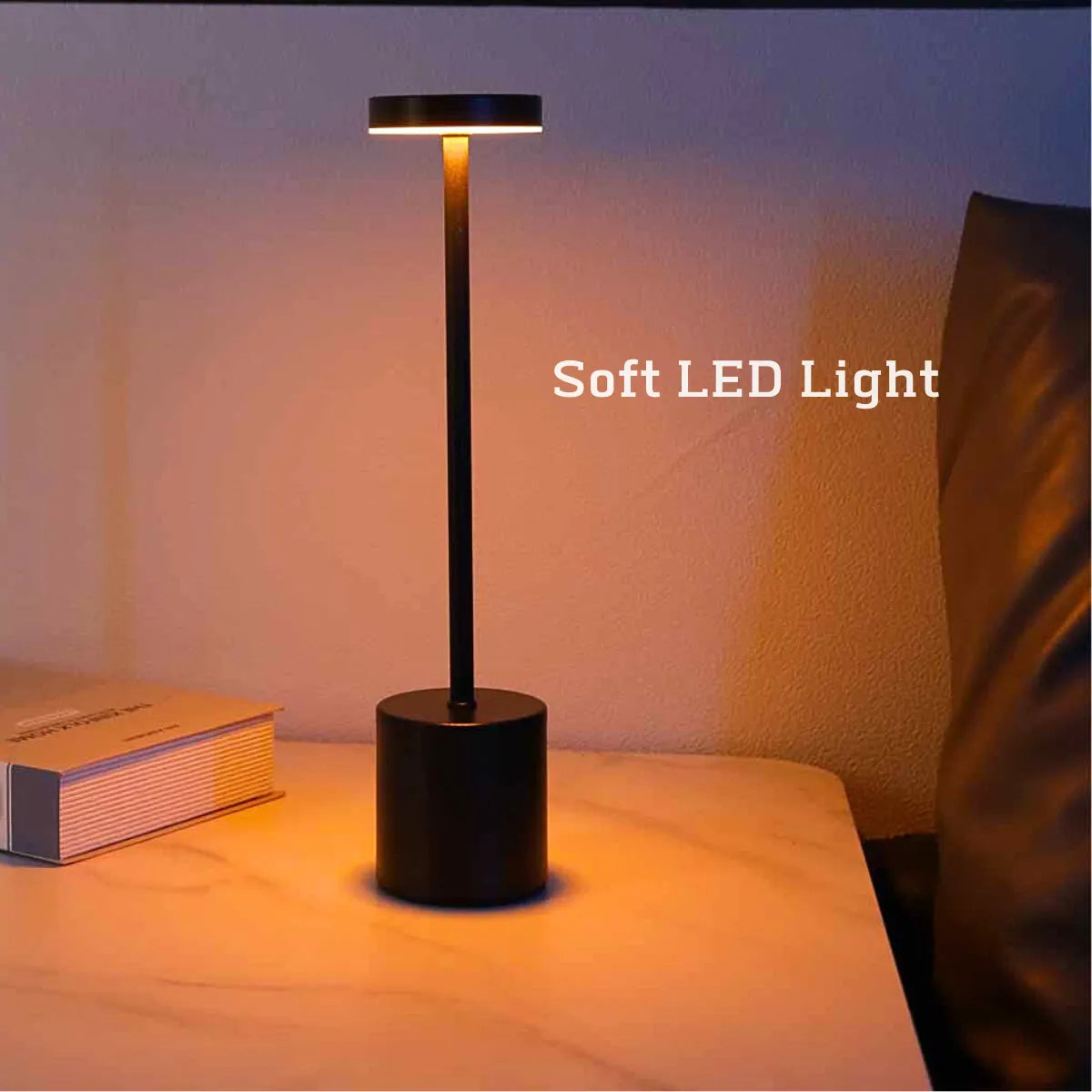 Schwarze LED-Tischlampe, modernes Design, warmes Licht, ideal für Wohnzimmer oder Büro.