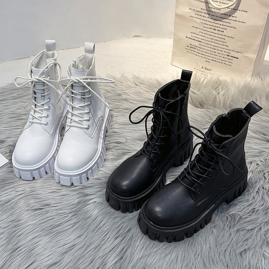 Weiße und schwarze Damenstiefel, Schnürung, klobige Sohle, Kunstleder, modisch, Herbst/Winter.