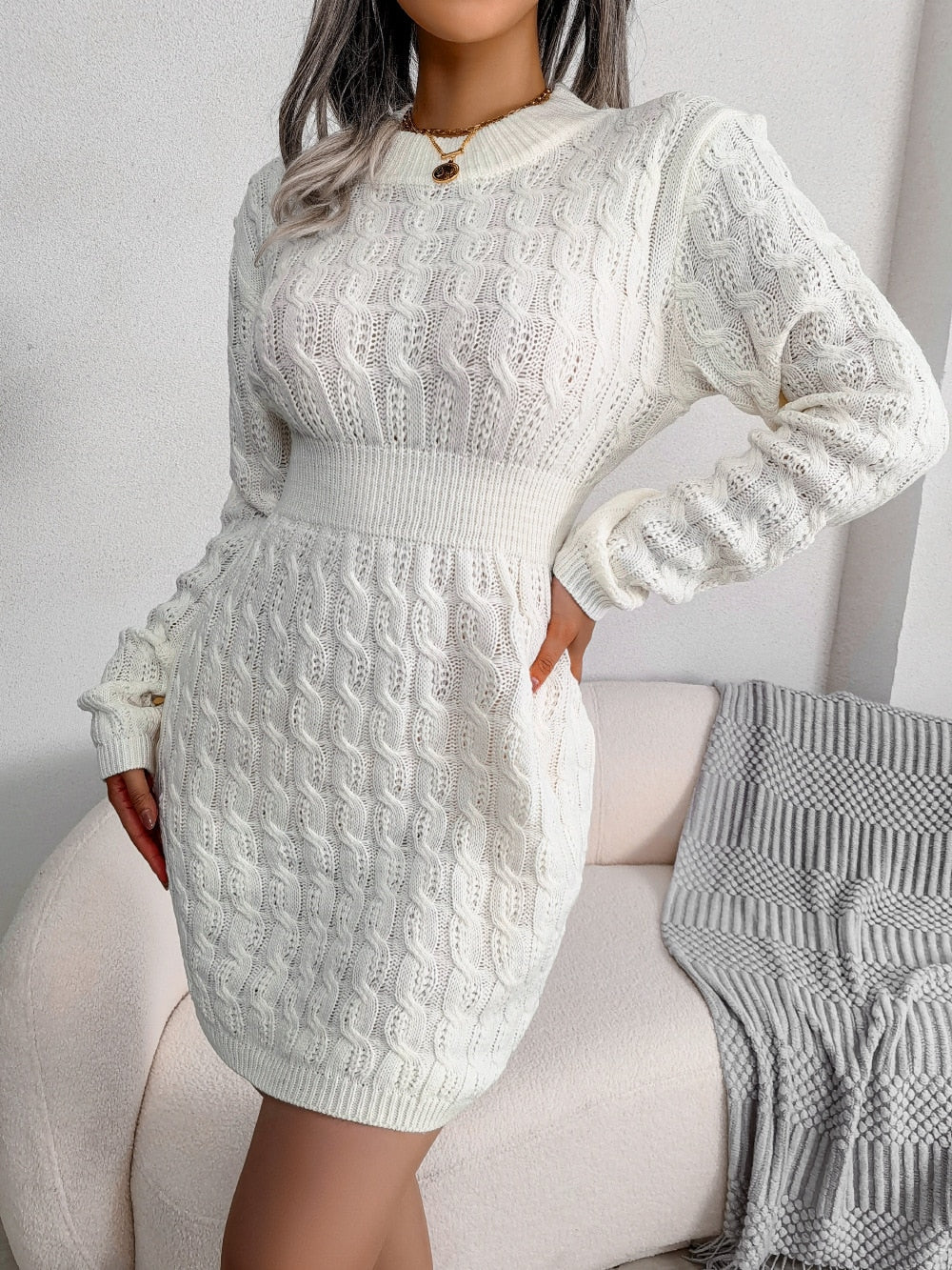 Damen Strickkleid weiß, langärmelig, Zopfmuster, elegant, Herbstmode, gemütlich.
