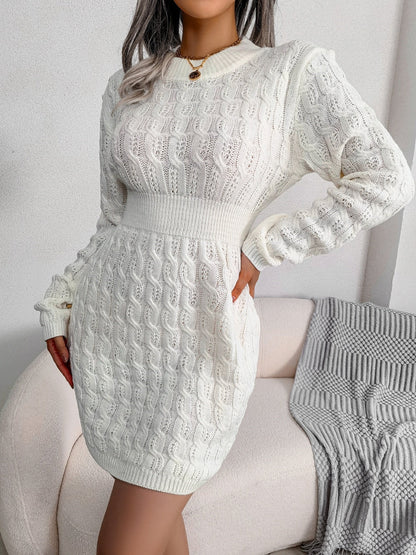 Damen Strickkleid weiß, langärmelig, Zopfmuster, elegant, Herbstmode, gemütlich.