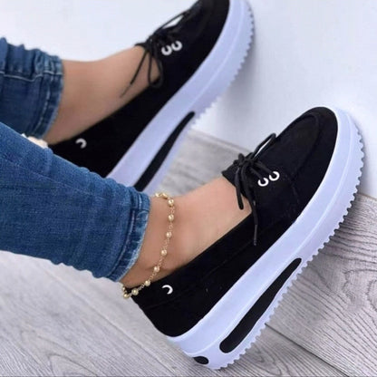 Schwarze Damen-Sneaker mit Plateau, weißer Sohle, lässig, modern, bequem, modisch.