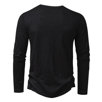 Rückansicht des schwarzen Langarmshirts mit schlichtem Rückenteil, rundem Halsausschnitt und gerundetem Saum. 17