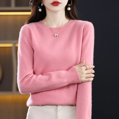 Rosa Pullover mit gerippten Bündchen, ein Arm vor dem Körper verschränkt, dazu helle Hose 10