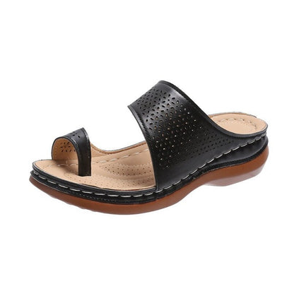 Schwarze Damen-Sandale aus Leder mit Lochmuster, bequeme Sommerschuhe, rutschfeste Sohle.