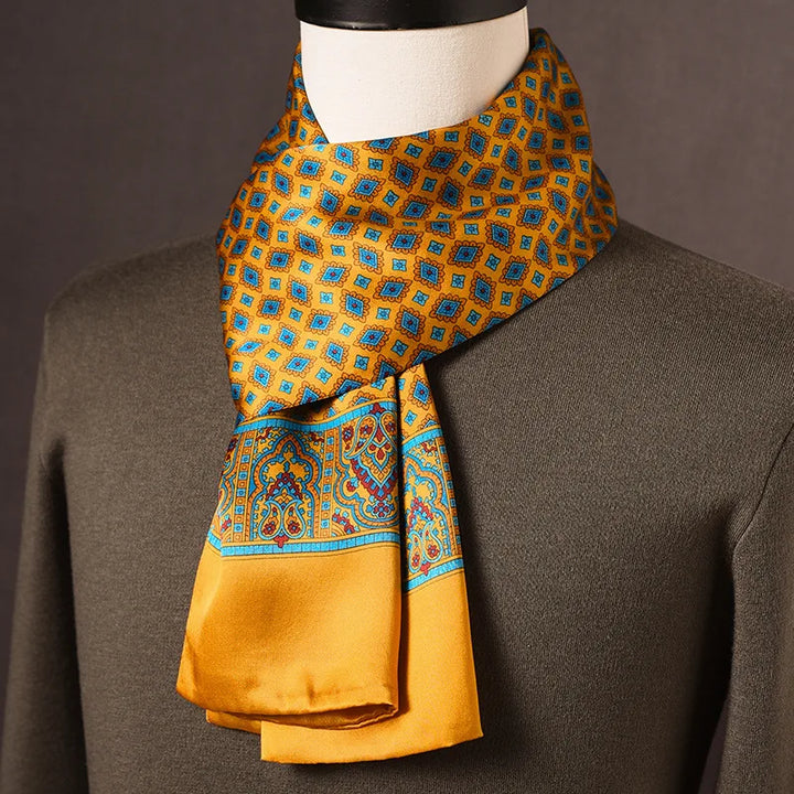 Goldgelber Seidenschal mit blauem Rautenmuster und Paisley-Bordüre, um eine Büste mit grünem Pullover gelegt. 5