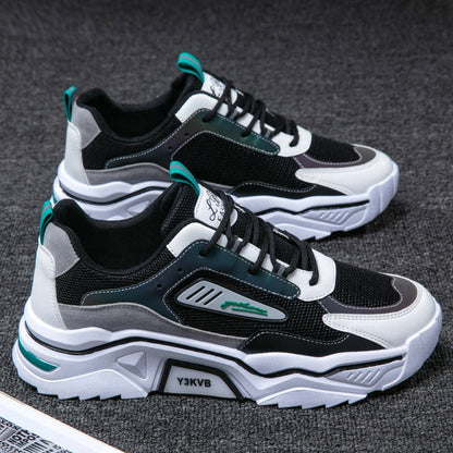 Schwarze und weiße Sportschuhe, atmungsaktiv, mit grünen Akzenten, auf grauem Hintergrund.
