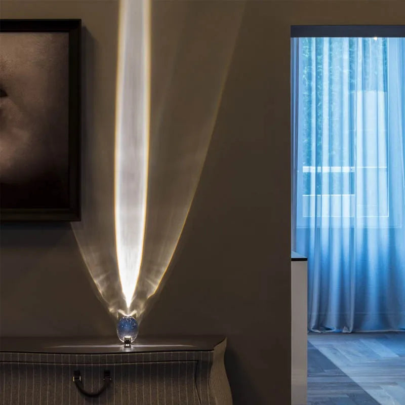 LED-Wandleuchte projiziert Lichtstrahlen, modernes Design, Wohnzimmerbeleuchtung, energiesparend.