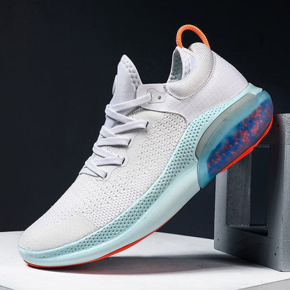 Weiße Sportschuhe mit blauer Sohle und orangen Akzenten, atmungsaktives Mesh, Herren Sneaker.