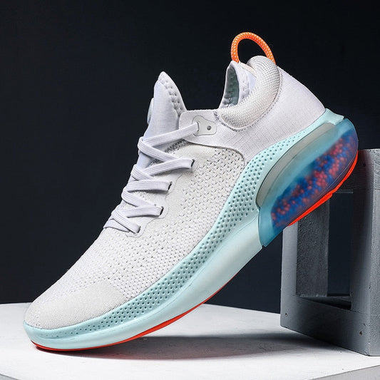 Weiße Sportschuhe mit blauer Sohle und orangen Akzenten, atmungsaktives Mesh, Herren Sneaker.
