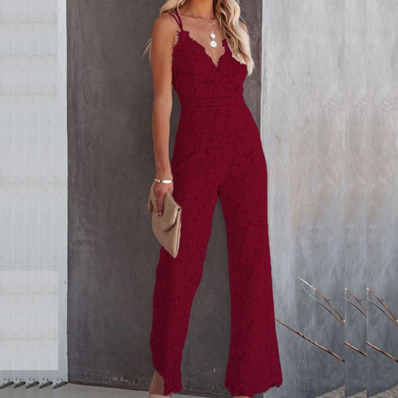 Frau in rotem Spitzenjumpsuit, ärmellos, mit V-Ausschnitt, elegante Abendmode.