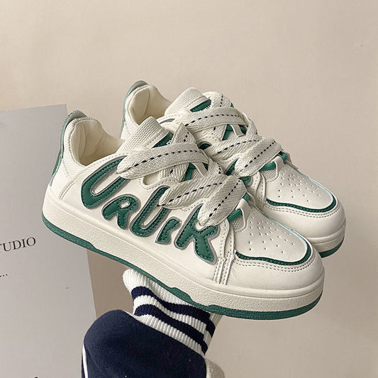 Weiße Sneaker mit grünen Details, Leder, sportlich, modisch, Unisex, Freizeitschuhe.