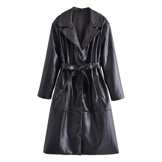 Schwarzer Kunstleder-Trenchcoat mit Gürtel, Damenmode, eleganter Mantel, Herbstbekleidung.