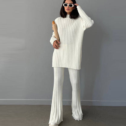 Frau in weißem Strick-Set, Pullover und Hose, modisch, elegant, Wintermode, Accessoires.