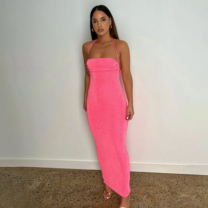 Frau im pinken, ärmellosen Maxikleid, elegantes Abendmode-Outfit, modisch, stilvoll.