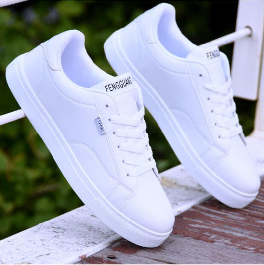 Weiße Sneaker aus Leder, unisex, sportlich, modisch, bequem, ideal für Freizeit und Alltag.