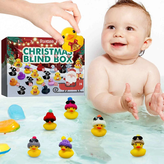 Baby in Badewanne mit Weihnachts-Enten-Adventskalender, gelbe Gummienten, Badespielzeug.