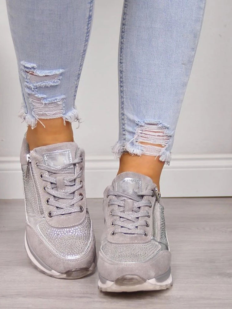 Frontansicht graue Schnürschuhe mit Strasssteinen und Reißverschluss, getragen zu Jeans mit Rissen 6