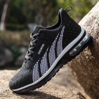Schwarzer Sportschuh mit weißem Muster, atmungsaktivem Mesh, ideal für Laufen und Fitness.