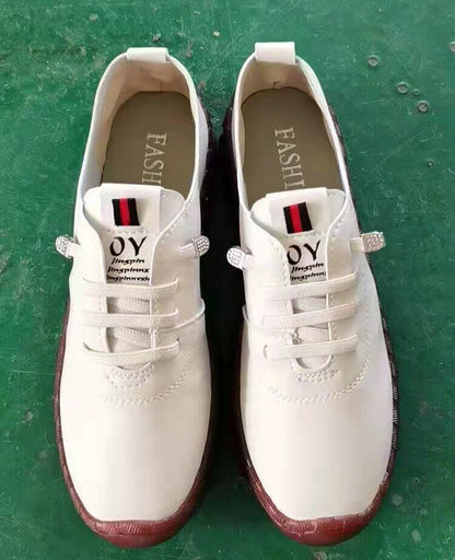 Weiße Sneaker mit roter Sohle, modisches Design, Herrenschuhe, lässig, sportlich.