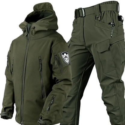 Grüne taktische Outdoor-Jacke und Hose, wasserabweisend, mit mehreren Taschen und Kapuze.