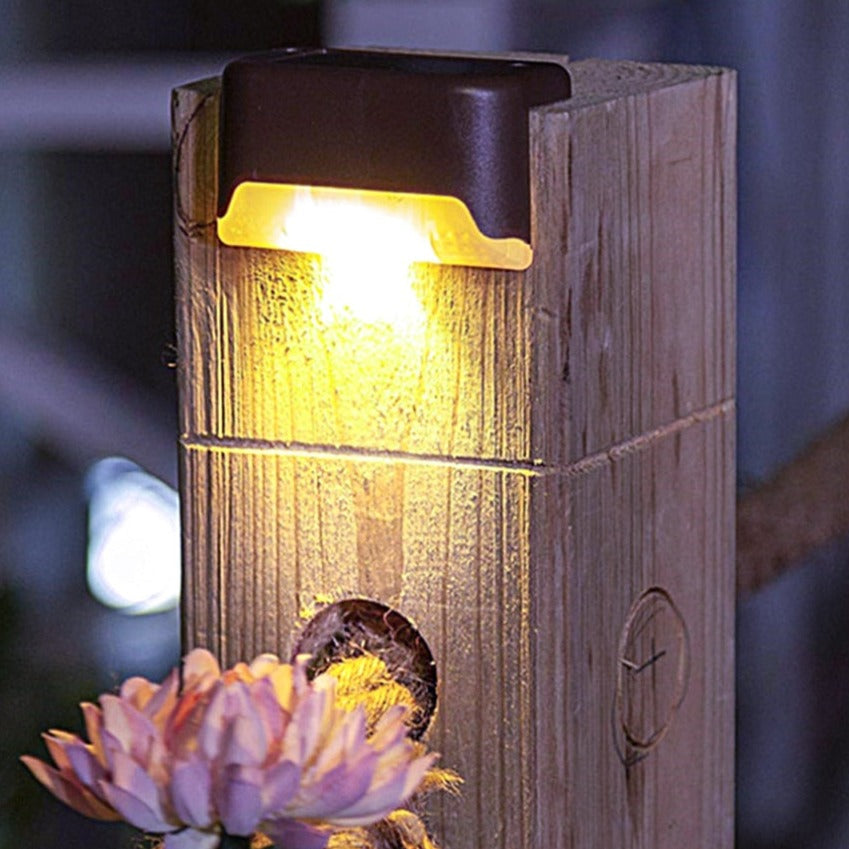 Holzpfosten mit LED-Solarleuchte, warmweißes Licht, Gartenbeleuchtung, energiesparend.