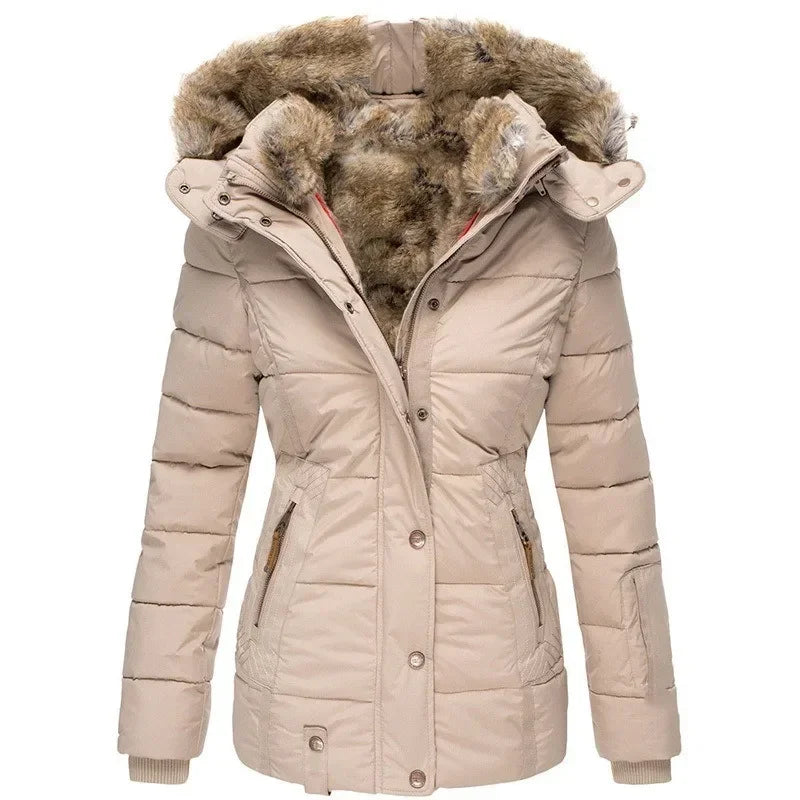 Gesteppter Parka in Beige von vorn, mit Kunstfellfutter in der Kapuze, Reißverschlusstaschen und Strickbündchen an den Ärmeln. 3