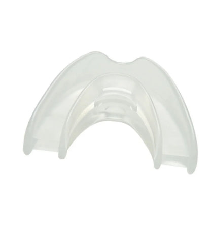 Transparente Zahnschiene aus Kunststoff, kieferorthopädisches Hilfsmittel, zahnmedizinisches Gerät.