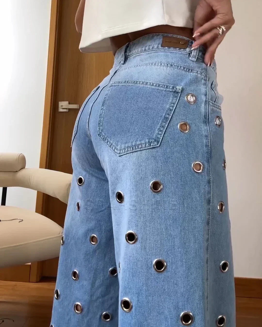 Damen-Jeans mit Nieten, hellblau, modisch, lässig, aus Denim, trendige Bekleidung.
