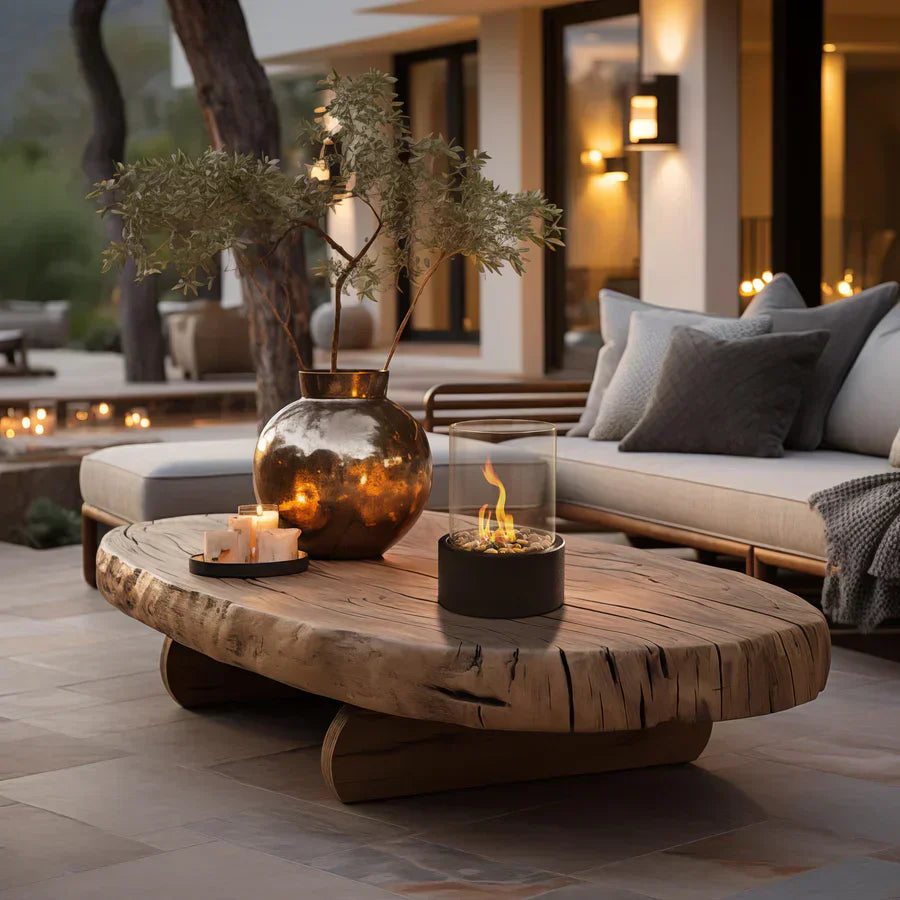 Rustikaler Couchtisch aus Holz mit Kerzen und Vase, Outdoor-Terrasse, moderne Gartenmöbel.