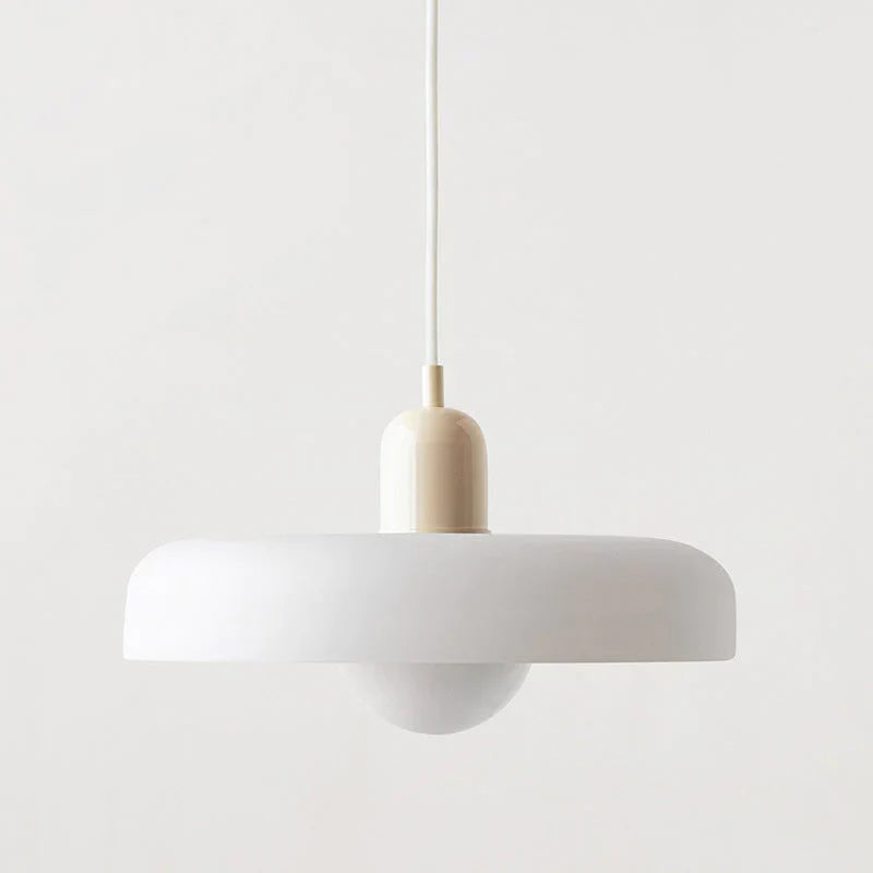 Weiße Pendelleuchte, modernes Design, runder Lampenschirm, minimalistische Inneneinrichtung.