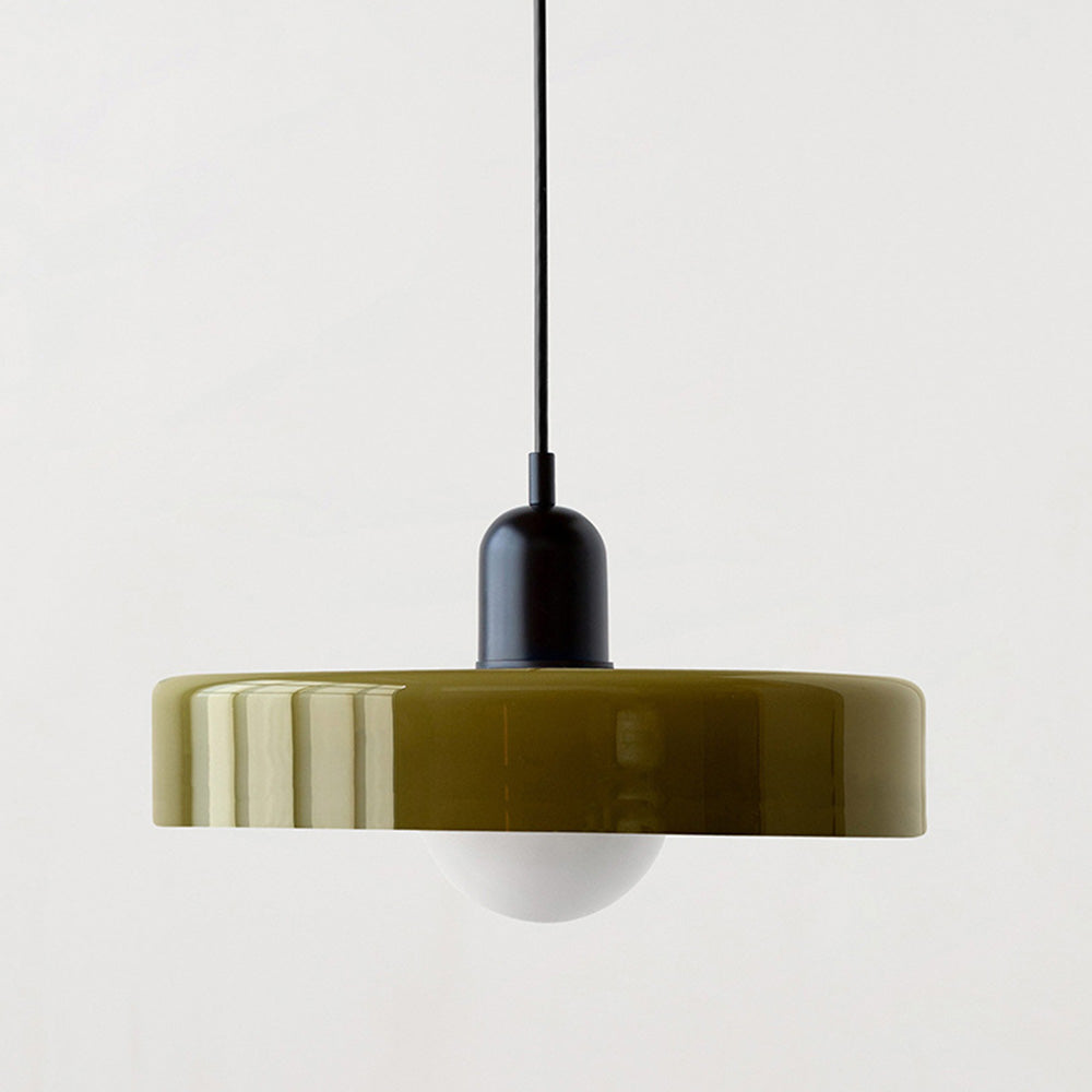 Moderne Pendelleuchte, olivgrüner Glasschirm, schwarzes Kabel, minimalistisches Design.