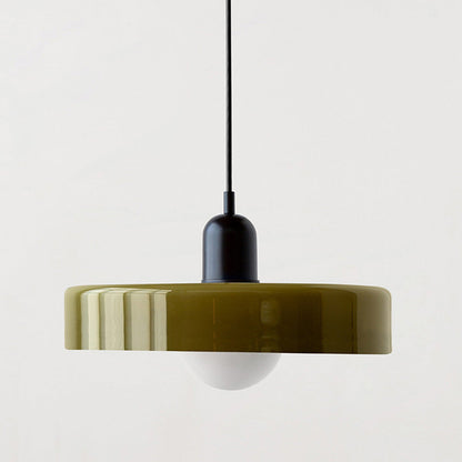 Moderne Pendelleuchte, olivgrüner Glasschirm, schwarzes Kabel, minimalistisches Design.