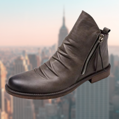 Damen Stiefelette braun Leder mit Reißverschluss, modisch, bequem, Herbstschuh, Stadt Hintergrund.