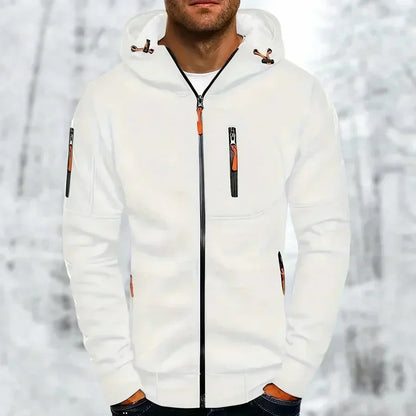 Mann im weißen Kapuzenpullover mit schwarzem Reißverschluss und orangefarbenen Zugbändern vor winterlichem Hintergrund. 3