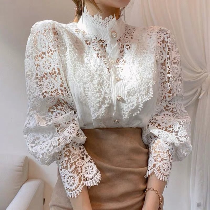 Weiße Spitzenbluse mit Puffärmeln, elegantes Design, Damenmode, Vintage-Stil.