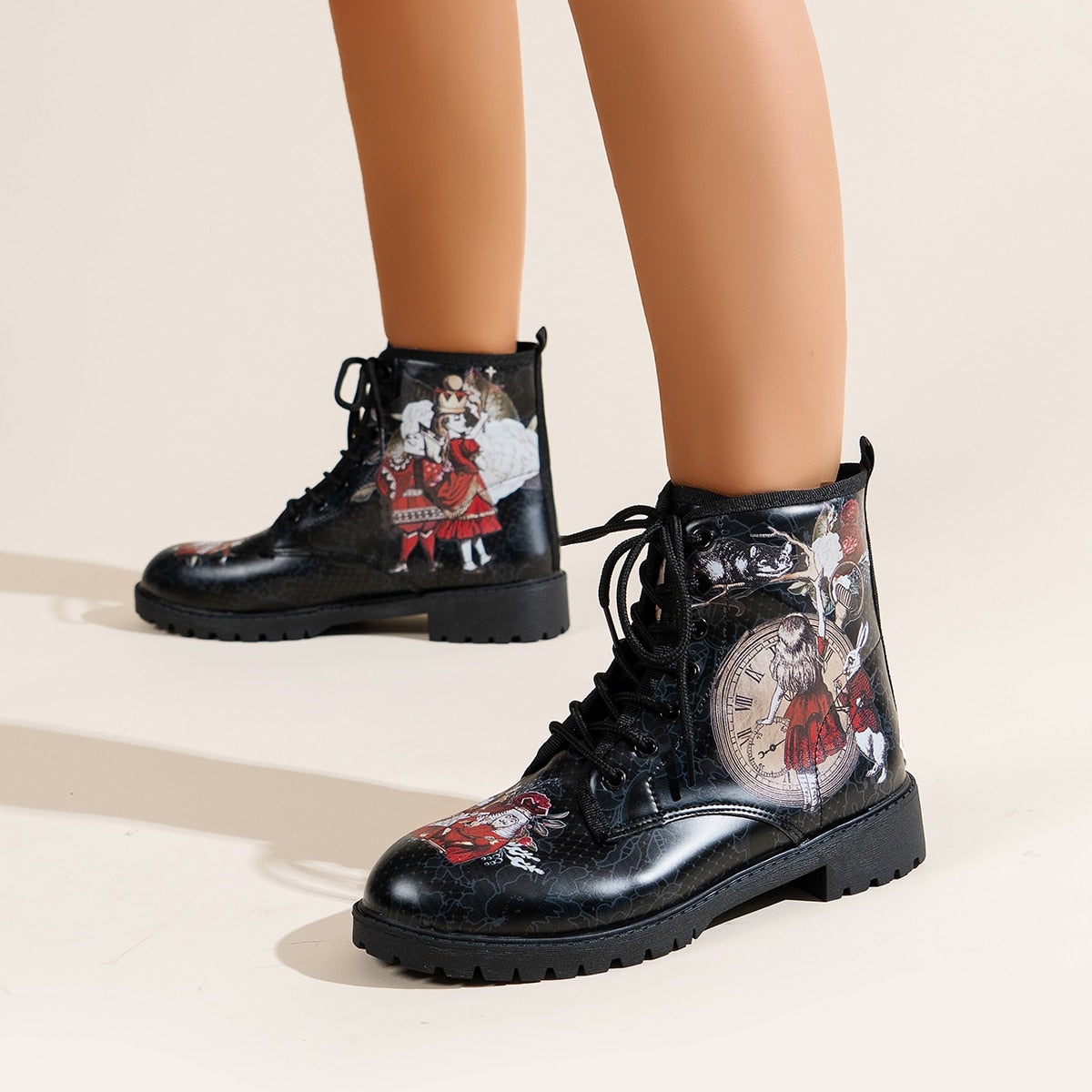 Schwarze Damenstiefel mit Anime-Motiv, Schnürung, rutschfeste Sohle, modisch, einzigartig.