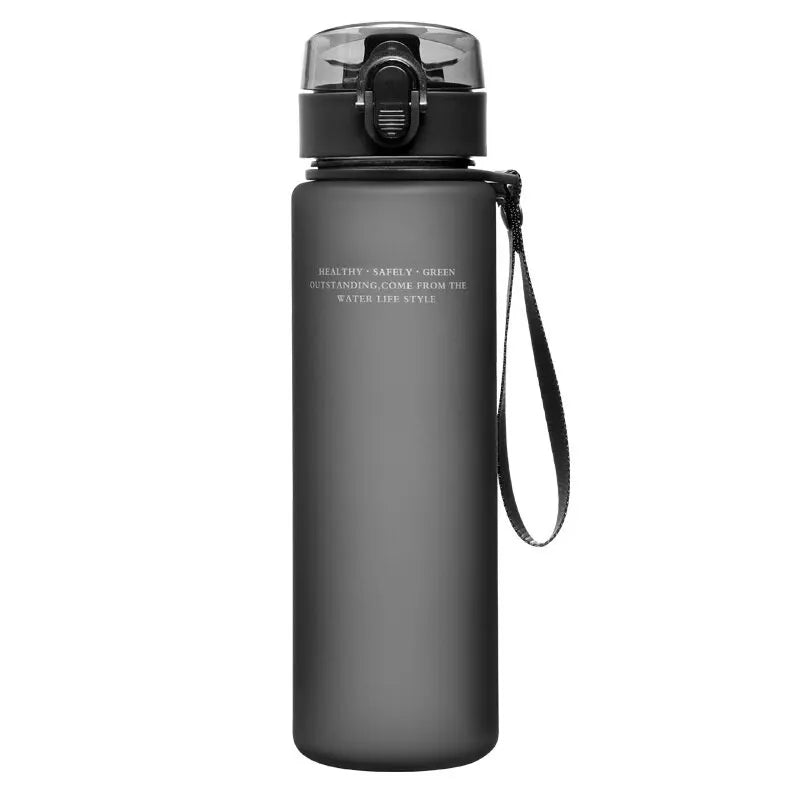 Graue Trinkflasche aus Kunststoff mit Deckel und Trageschlaufe, ideal für Sport und Outdoor.