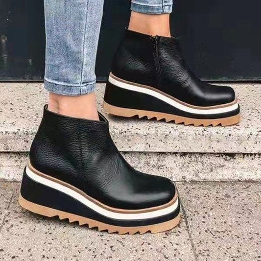 Schwarze Plateau-Stiefeletten aus Leder mit Zickzack-Sohle, Damenmode, Herbstschuhe.