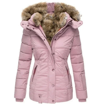 Gesteppter Parka in Rosa von vorn, mit flauschigem Kunstfell in der Kapuze, Druckknopfleiste und taillierter Passform. 6