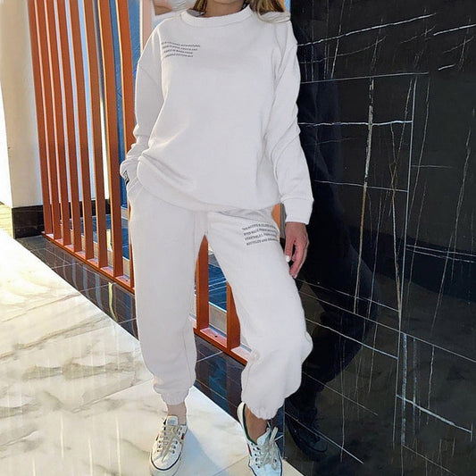 Frau in weißem Jogginganzug, lässig, modern, bequem, Freizeitkleidung, Mode, Innenraum.