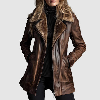Frontansicht: Model trägt die braune Lederjacke mit Fellkragen offen über schwarzem Rollkragenpullover, Hände in den Taschen 1