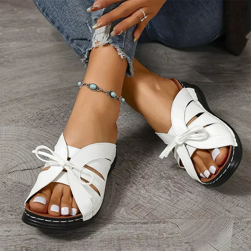 Orthopädische High-Heel-Sandale mit rundem Knopf – Mirella
