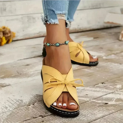 Orthopädische High-Heel-Sandale mit rundem Knopf – Mirella