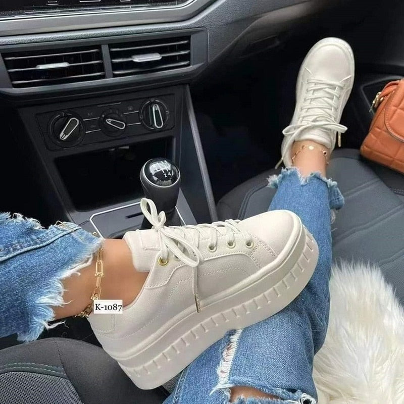 Weiße Plateau-Sneaker aus Leder, Damenmode, lässig, Autofahrt, zerrissene Jeans.